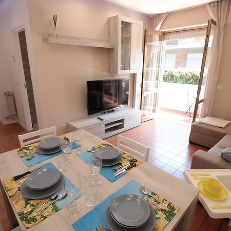 Beach House, 300 M Dal Mare, Marina Di Massa Exterior photo